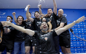 El técnico del Elche, Eder Sarabia, celebra en la sala de prensa el ascenso a Primera División a la finalización del encuentro que han disputado frente al Deportivo en el estadio de Riazor, en La Coruña. EFE/Cabalar.