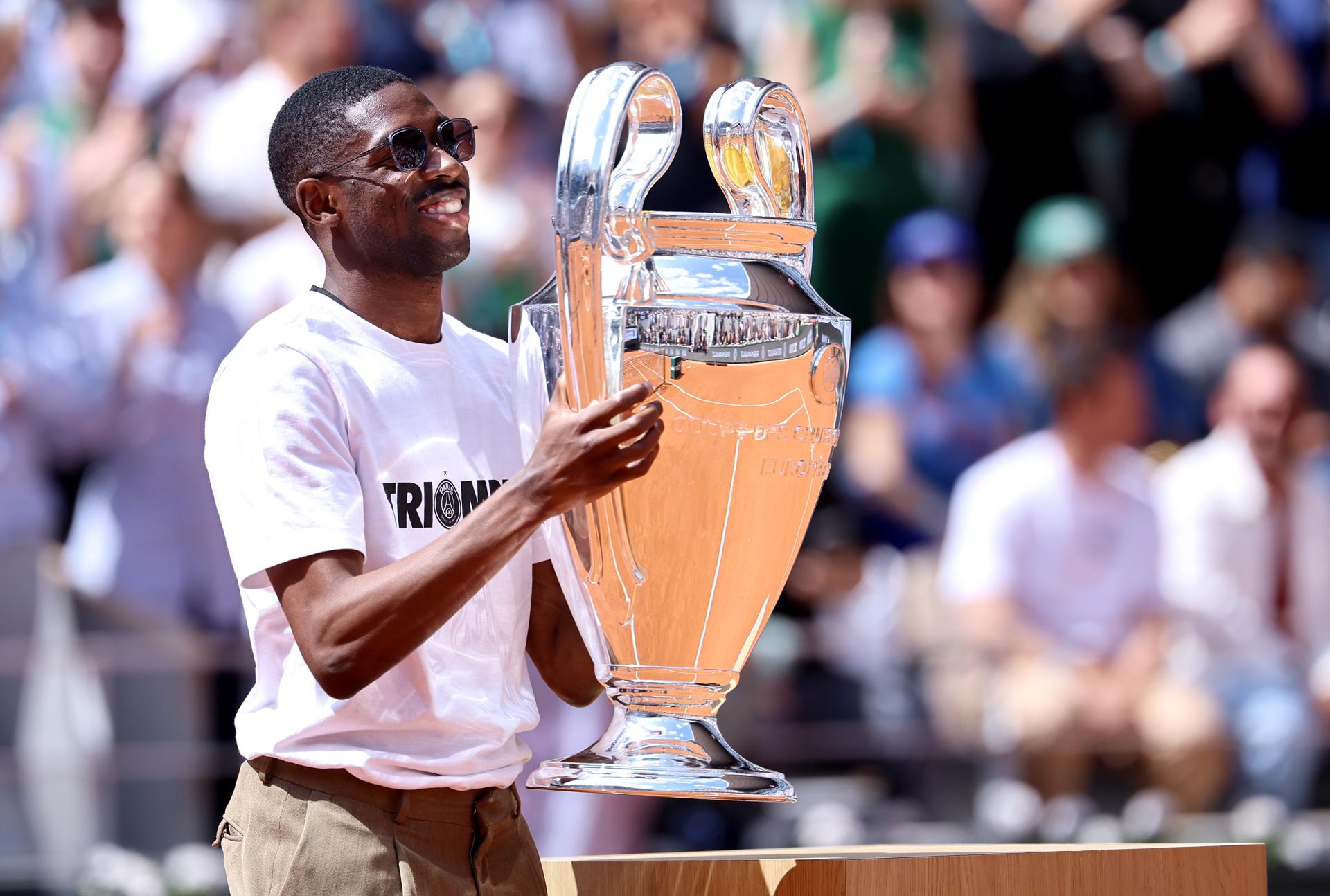 La 'Orejona' aterrizó en la Philippe-Chatrier en Roland Garros, de la mano del delantero Ousmane Dembélé. EFE/EPA/YOAN VALAT
