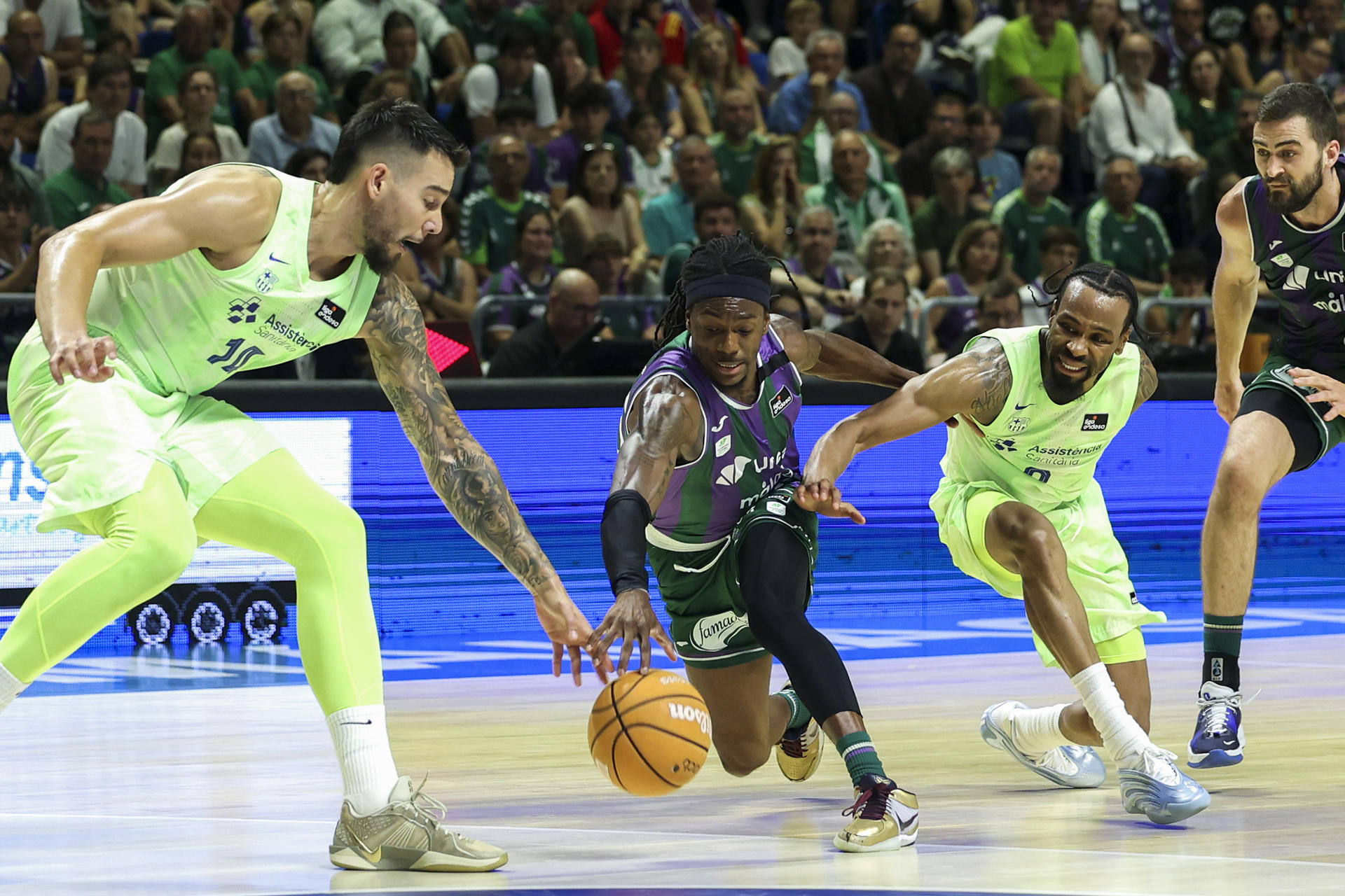 Los jugadores Hernangómez (i), Perry (c) y Punter (d) durante un momento del tercer partido de cuartos de final de la Liga Endesa disputado este domingo en el Palacio de los Deportes José María Martín Carpena. EFE/ Daniel Pérez