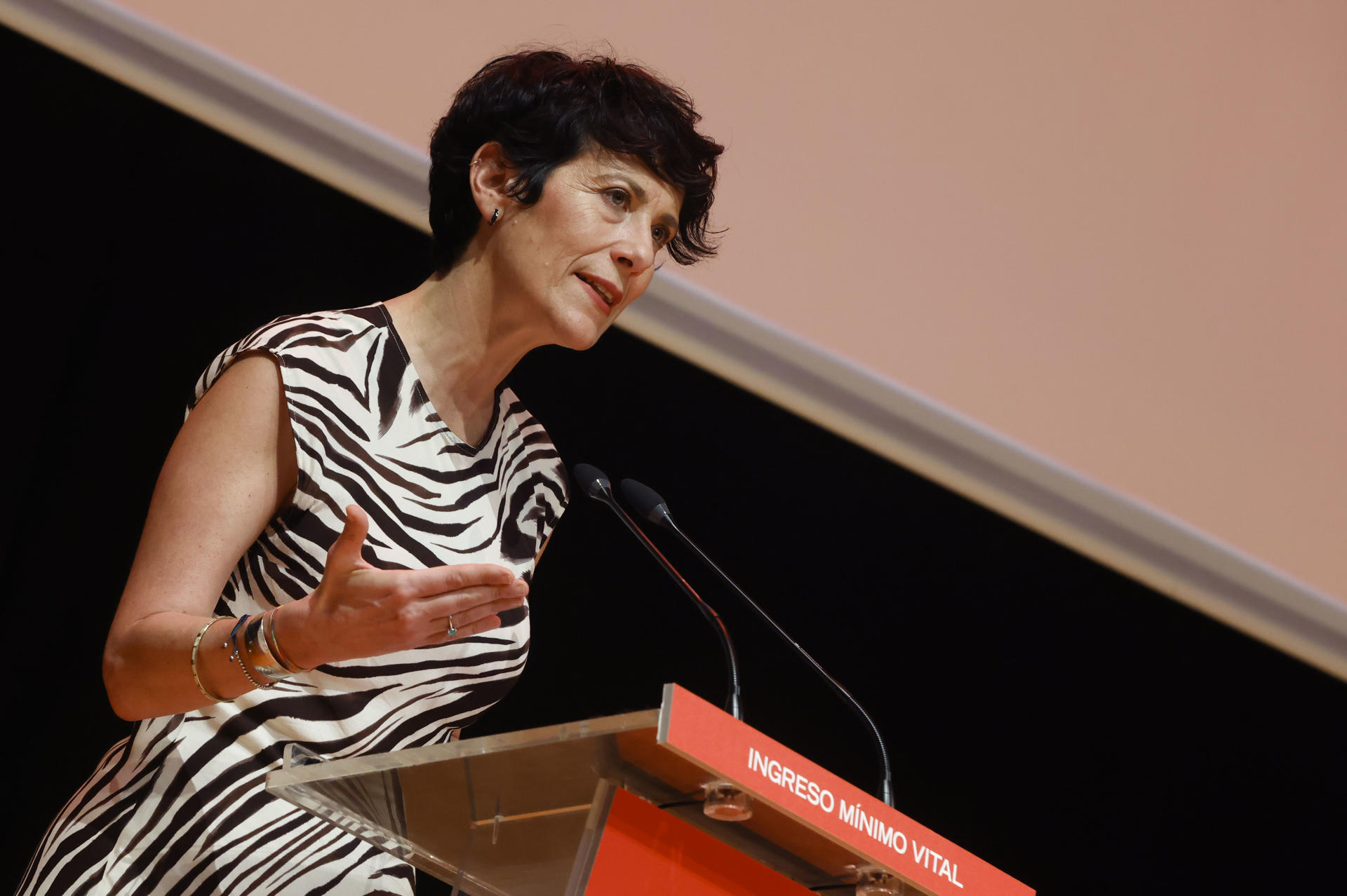 La ministra de Inclusión, Seguridad Social y Migraciones, Elma Saiz, interviene en un acto organizado por el ministerio que preside para conmemorar los cinco años del Ingreso Mínimo Vital y para presentar la campaña informativa Llegar, este lunes en la Casa Encendida en Madrid. EFE/Blanca Míllez