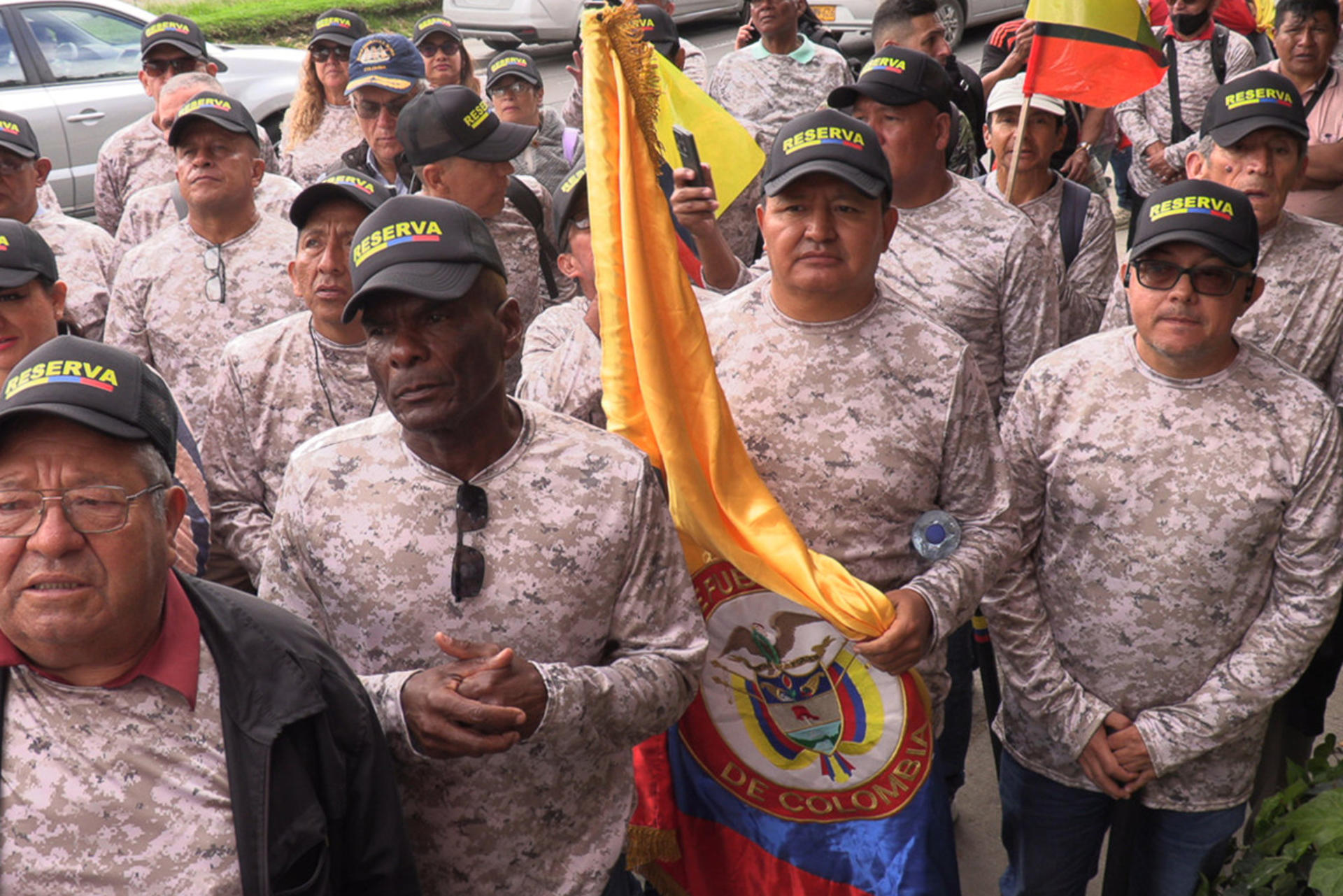 Militares retirados colombianos se reúnen frente a la clínica Fundación Santa Fe de Bogotá este jueves, en Bogotá (Colombia). EFE/ Juan Diego López