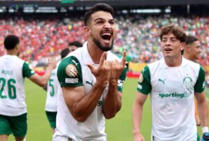 El delantero argentino Juan Manuel 'Flaco' López fue determinante este jueves en la victoria de Palmeiras por 2-0 sobre Al Ahly en la segunda jornada de la fase de grupos del Mundial de Clubes jugado en el East Rutherford, de New Jersey. EFE/EPA/JUSTIN LANE
