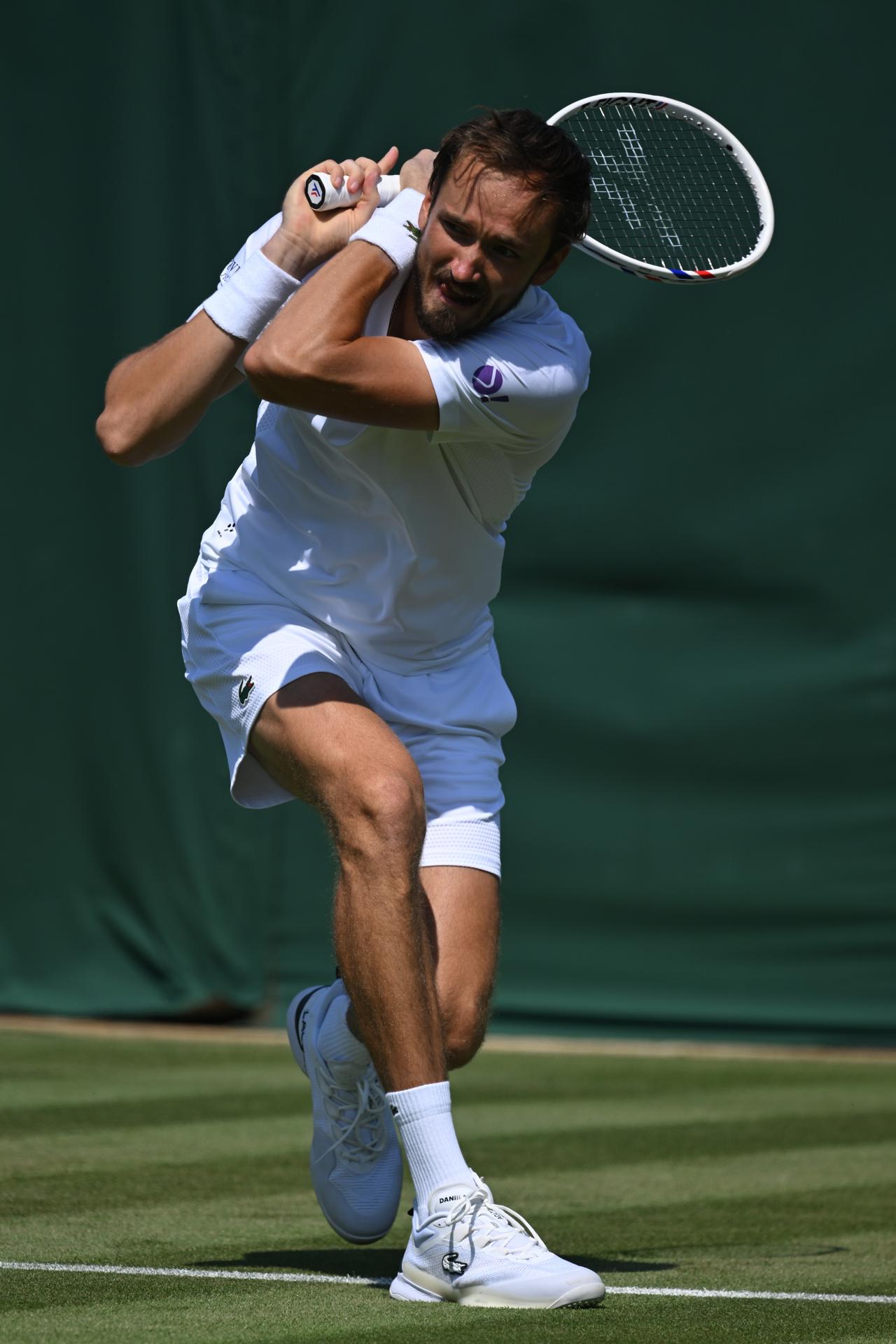 El ruso Daniil Medvedev durante el partido de la primera ronda de Wimbledon ante el francés Benjamin Bonzi. EFE/EPA/DANIEL HAMBURY EDITORIAL USE ONLY