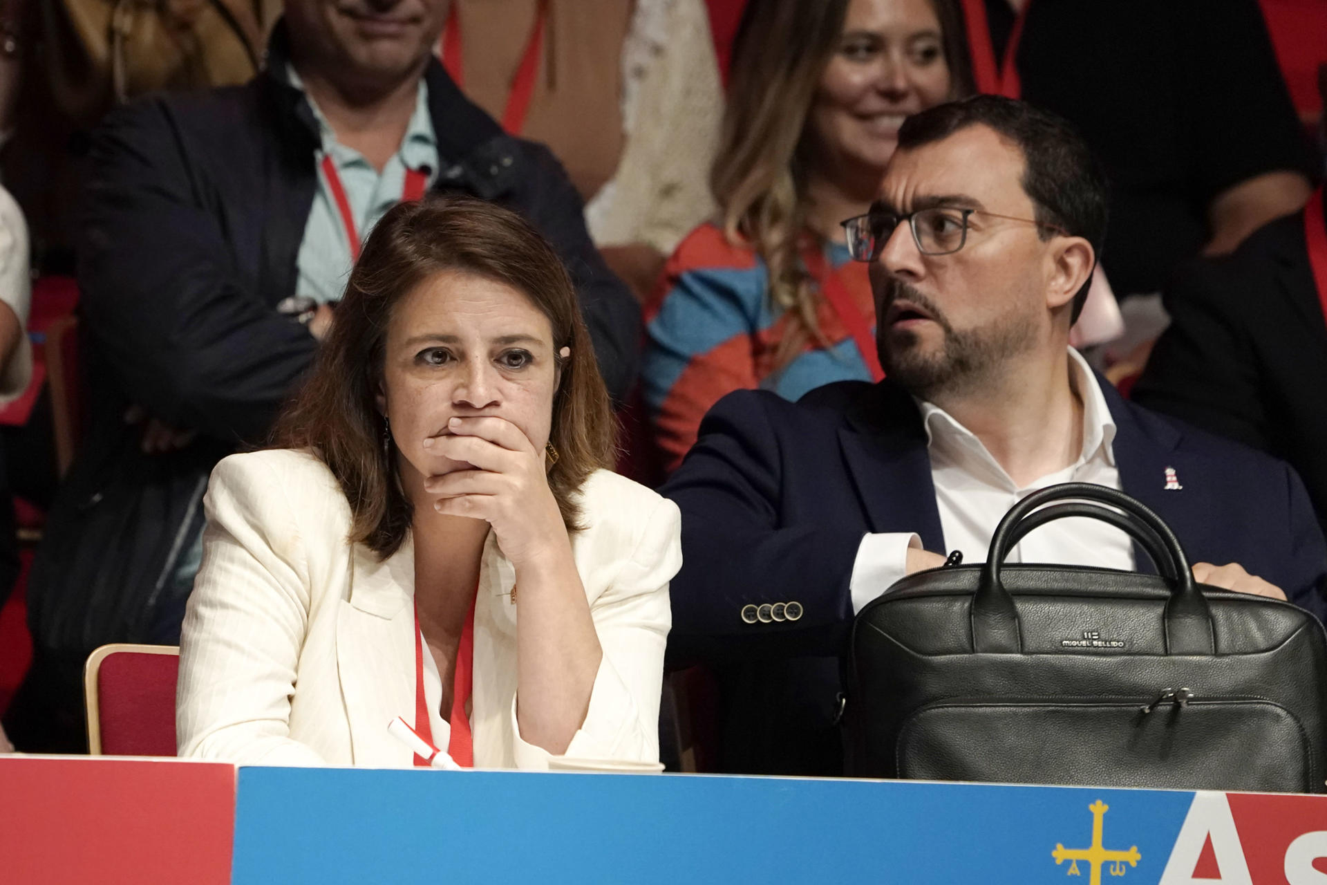 La Federación Socialista Asturiana (FSA), con su secretario general y presidente del Principado, Adrián Barbón (d), junto a la delegada del gobierno en Asturias, Adriana Lastra (c), al frente, reúne a su comité autonómico para analizar la situación del partido tras la dimisión del secretario de Organización, Santos Cerdán, por su presunta implicación en el conocido como 'caso Koldo'. EFE/Paco Paredes