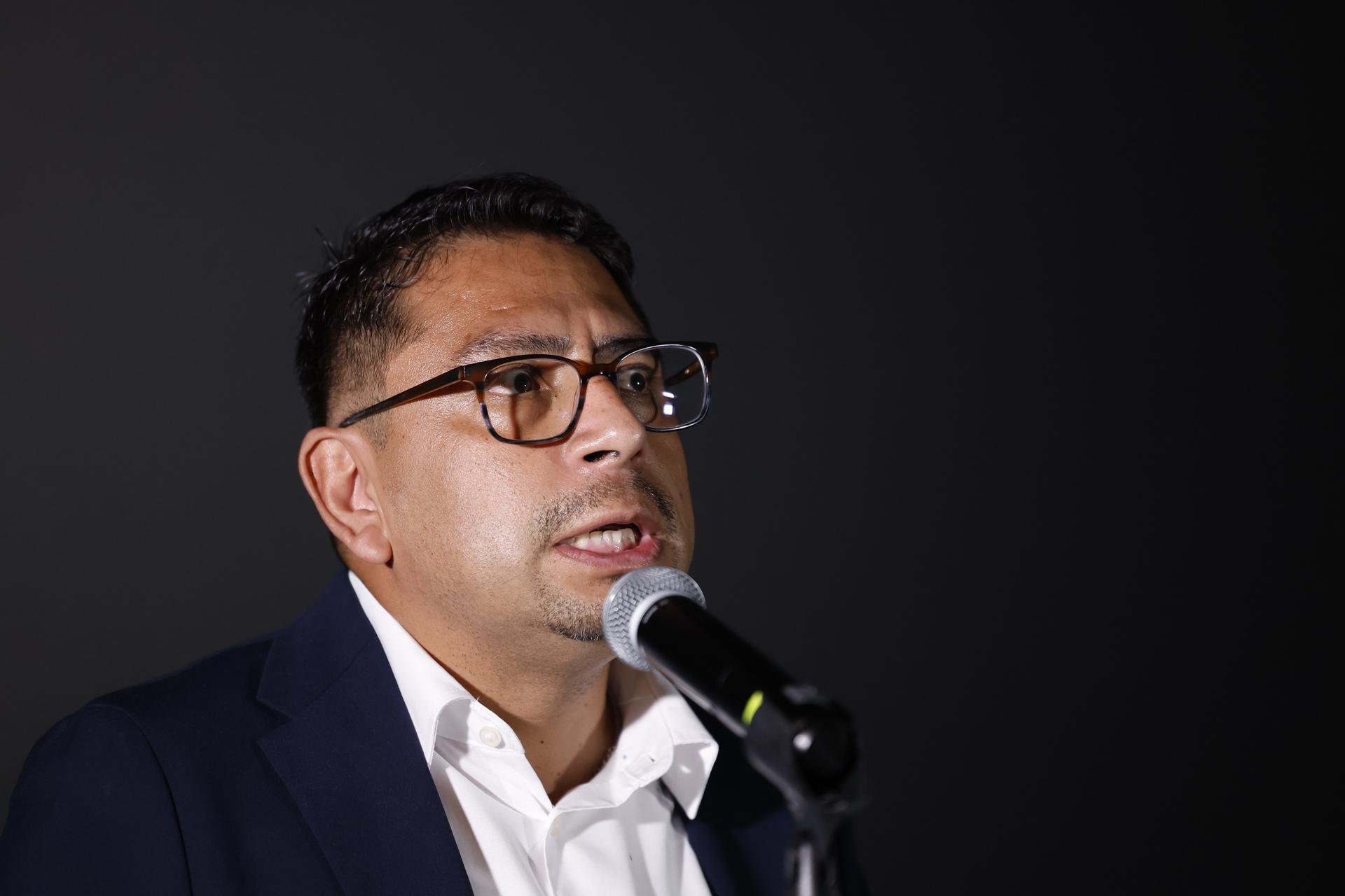 El director de incidencia en políticas públicas y movilización de World Visión México, Malcom Aquiles, habla durante una rueda de prensa este jueves, en Ciudad de México (México). EFE/ Sáshenka Gutiérrez