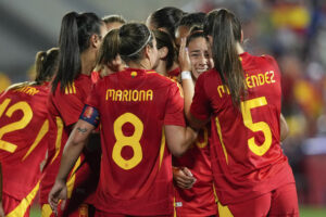 La delantera española Athenea del Castillo (2d) celebra su gol, tercero de España, durante el partido amistoso que disputan las selecciones femeninas de España y Japón en el estadio de Butarque, en Leganés (Comunidad de Madrid). EFE/Borja Sánchez-Trillo