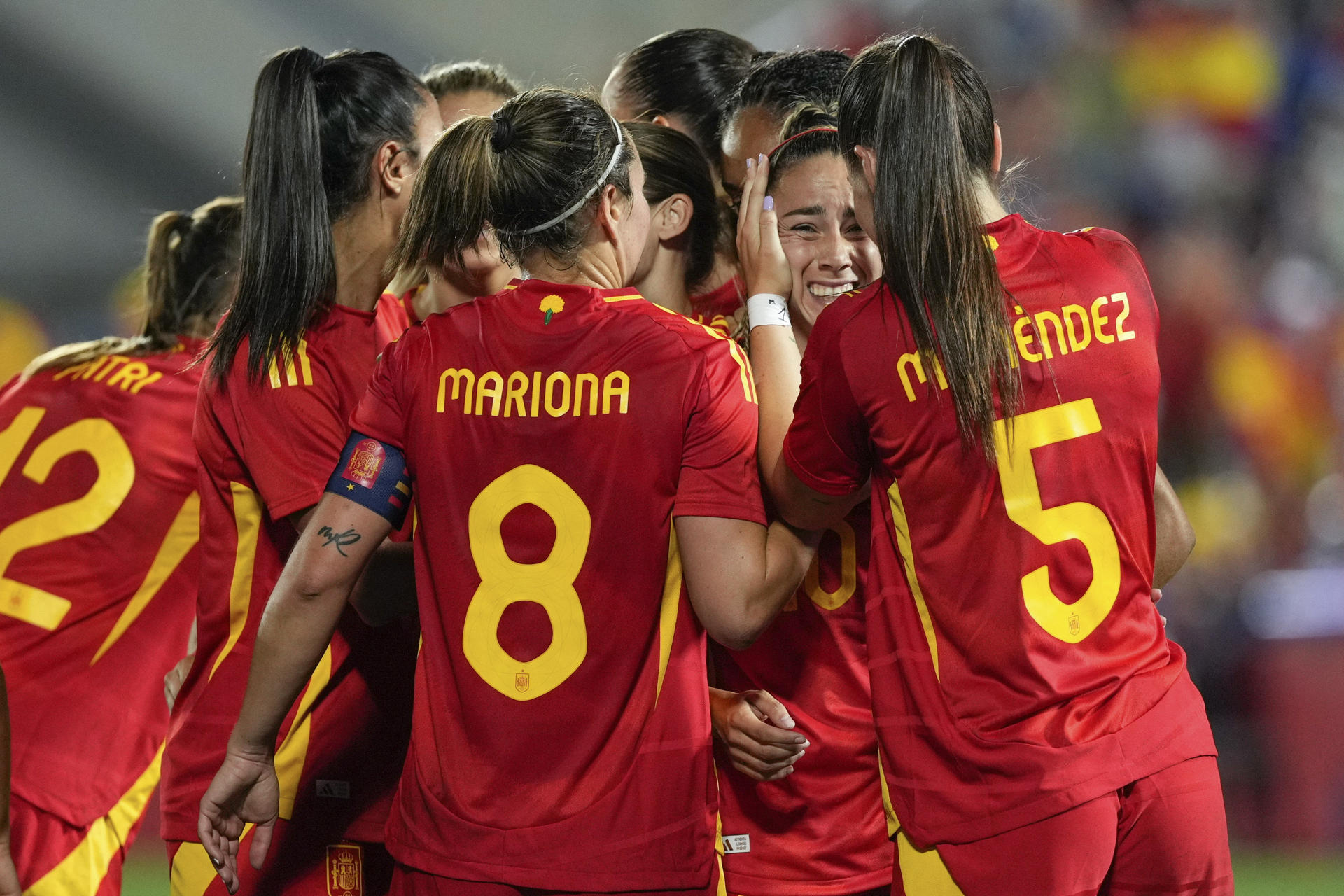La delantera española Athenea del Castillo (2d) celebra su gol, tercero de España, durante el partido amistoso que disputan las selecciones femeninas de España y Japón en el estadio de Butarque, en Leganés (Comunidad de Madrid). EFE/Borja Sánchez-Trillo
