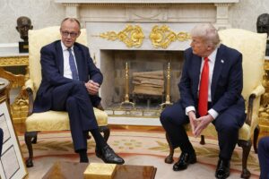 El presidente estadounidense, Donald Trump (d), y el canciller alemán, Friedrich Merz, se reúnen en el Despacho Oval de la Casa Blanca en Washington. EFE/CHRIS KLEPONIS