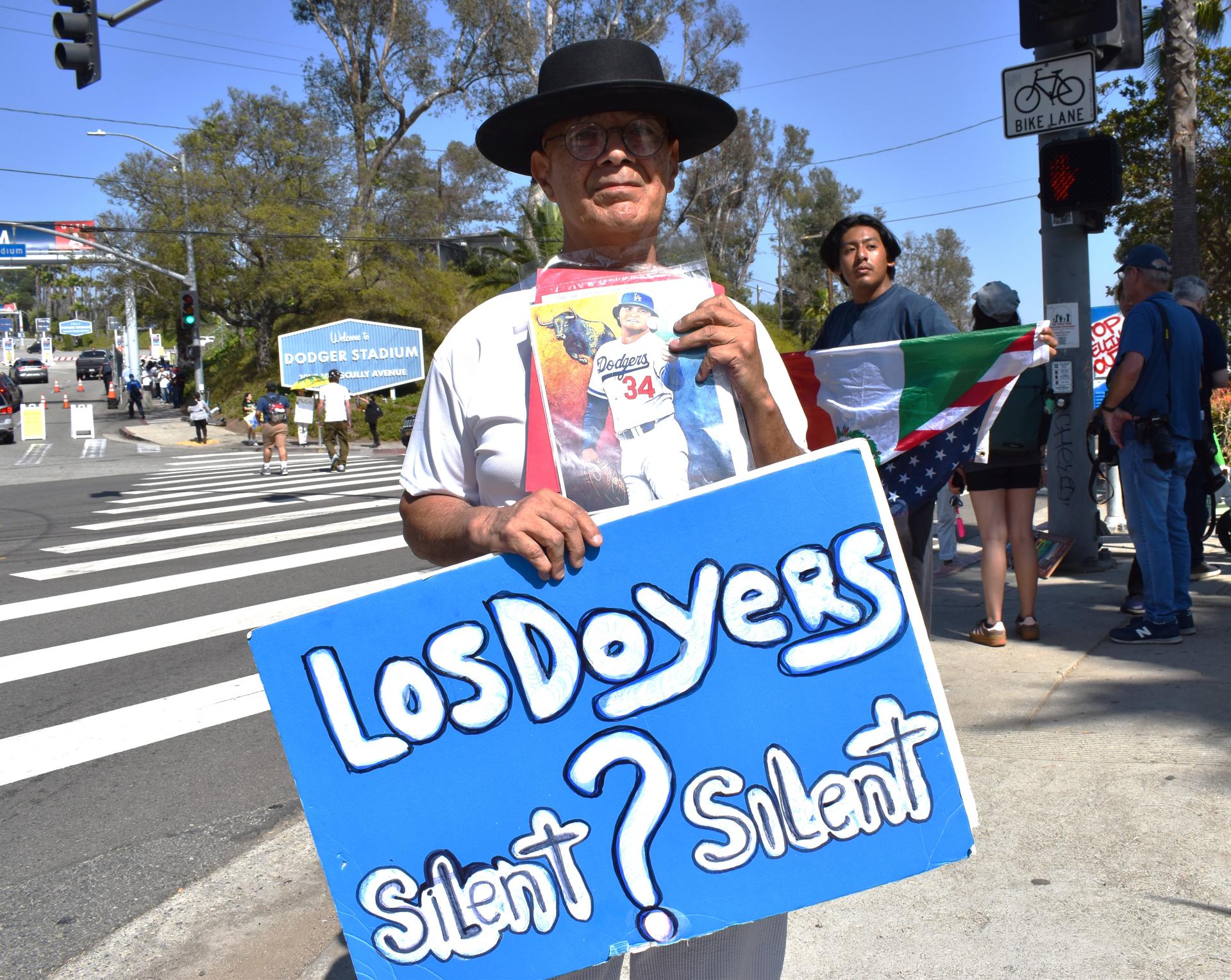 Un adulto mayor fue captado este viernes, 20 de junio, al protestar en la puerta del estadio de los Dodgers, en Los Ángeles (California, EE.UU.). EFE/Mónica Rubalcava