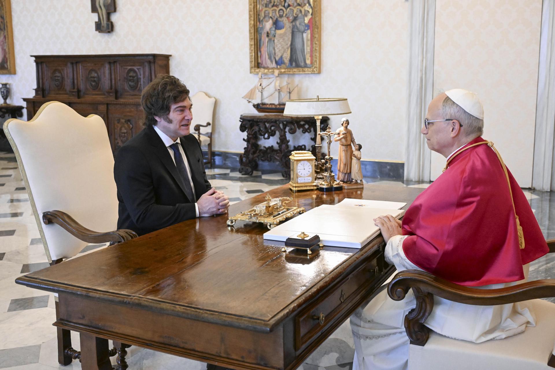 Una imagen proporcionada por Vatican Media muestra al Papa León XIV con el presidente de Argentina, Javier Milei, en la Ciudad del Vaticano, el 7 de junio de 2025. (Papa)
EFE/EPA/VATICAN MEDIA HANDOUT USO EDITORIAL SOLAMENTE/NO VENTAS
//////////
Vatican City (Vatican City State (Holy See)), 07/06/2025.- A handout picture provided by the Vatican Media shows Pope Leo XIV receiving Argentina's President Javier Milei in Vatican City, 07 June 2025. (Papa) EFE/EPA/VATICAN MEDIA HANDOUT HANDOUT EDITORIAL USE ONLY/NO SALES