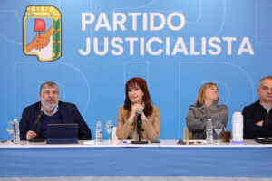 La expresidenta argentina Cristina Fernández (c) participa en una reunión este martes, en Buenos Aires (Argentina). EFE/ Partido Justicialista
