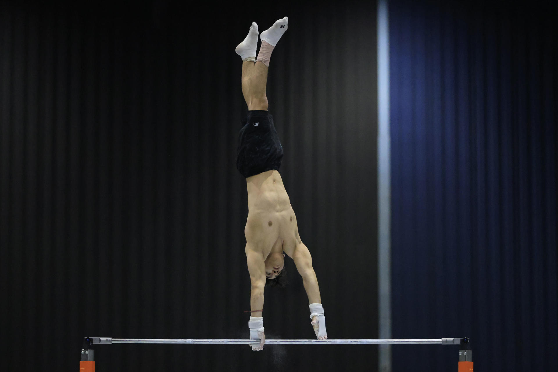 Un gimnasta entrena previo al Campeonato Panamericano de Gimnasia Artística. EFE/ Bienvenido Velasco