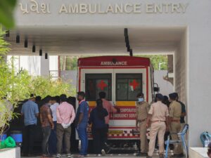 Una ambulancia espera frente al complejo mortuorio, donde se conservan los restos de las víctimas del accidente aéreo, en el Hospital Civil de Ahmedabad, Gujarat, en el oeste de la India, en una imagen del 15 de junio de 2025. EFE/EPA/RAJAT GUPTA