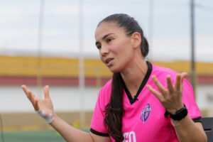Fotografía del 19 de junio de 2025 de la futbolista Ligia 'Gigi' Moreira, capitana de la selección de Ecuador y recientemente fichada por el Villarreal español, hablando en entrevista con EFE en Guayaquil (Ecuador). EFE/ Jonathan Miranda