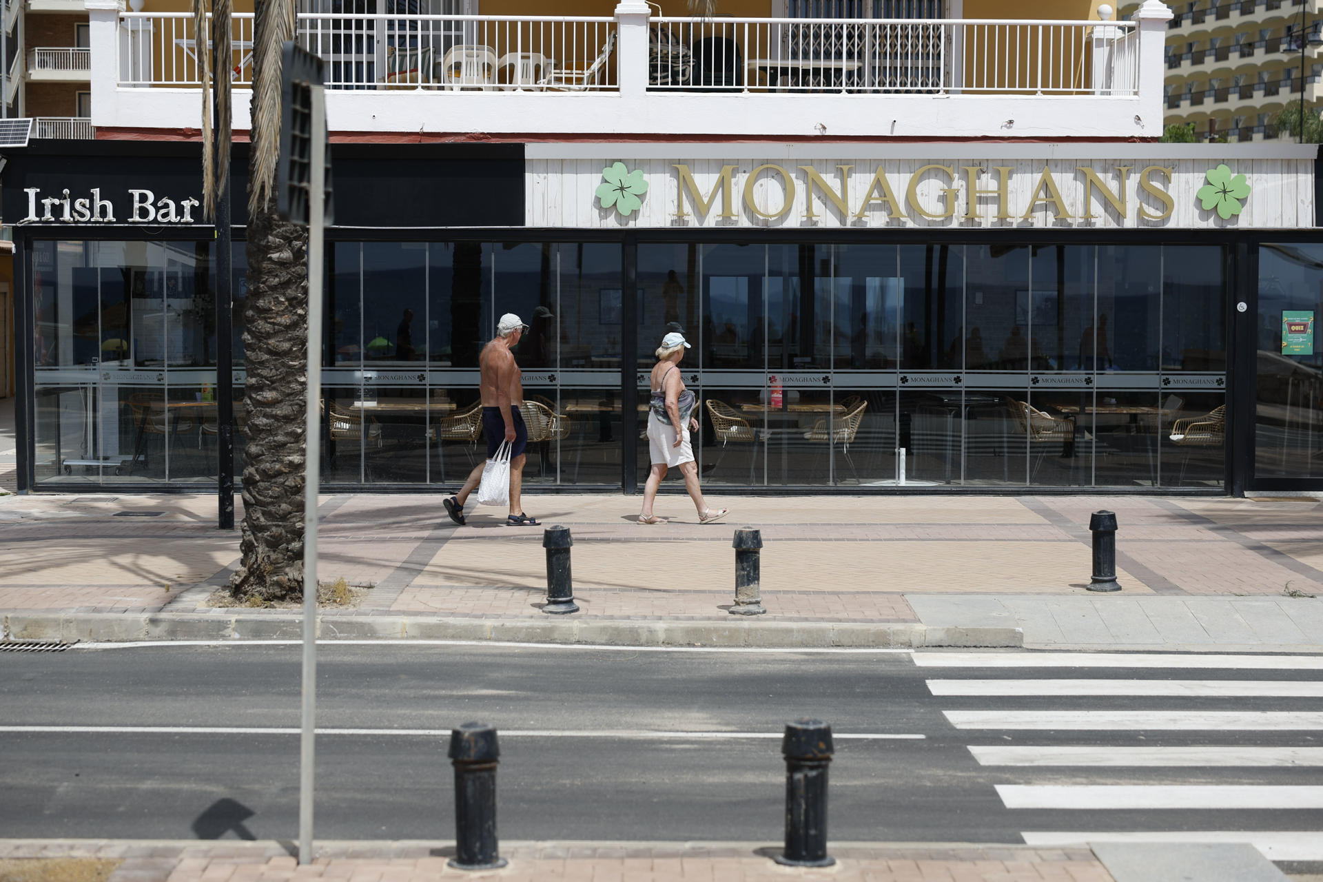Dos personas han fallecido en el transcurso de un tiroteo que se ha producido en un bar irlandés del paseo marítimo de la ciudad malagueña de Fuengirola durante la noche de este sábado, en lo supone un nuevo suceso de este tipo en la Costa del Sol. En la imagen, fachada del pub en el que han sucedido los hechos. EFE/Jorge Zapata