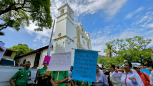 Personas sostienen carteles durante una manifestación, este 6 de junio de 2025, en El Corpus (Honduras). EFE/ Germán Reyes