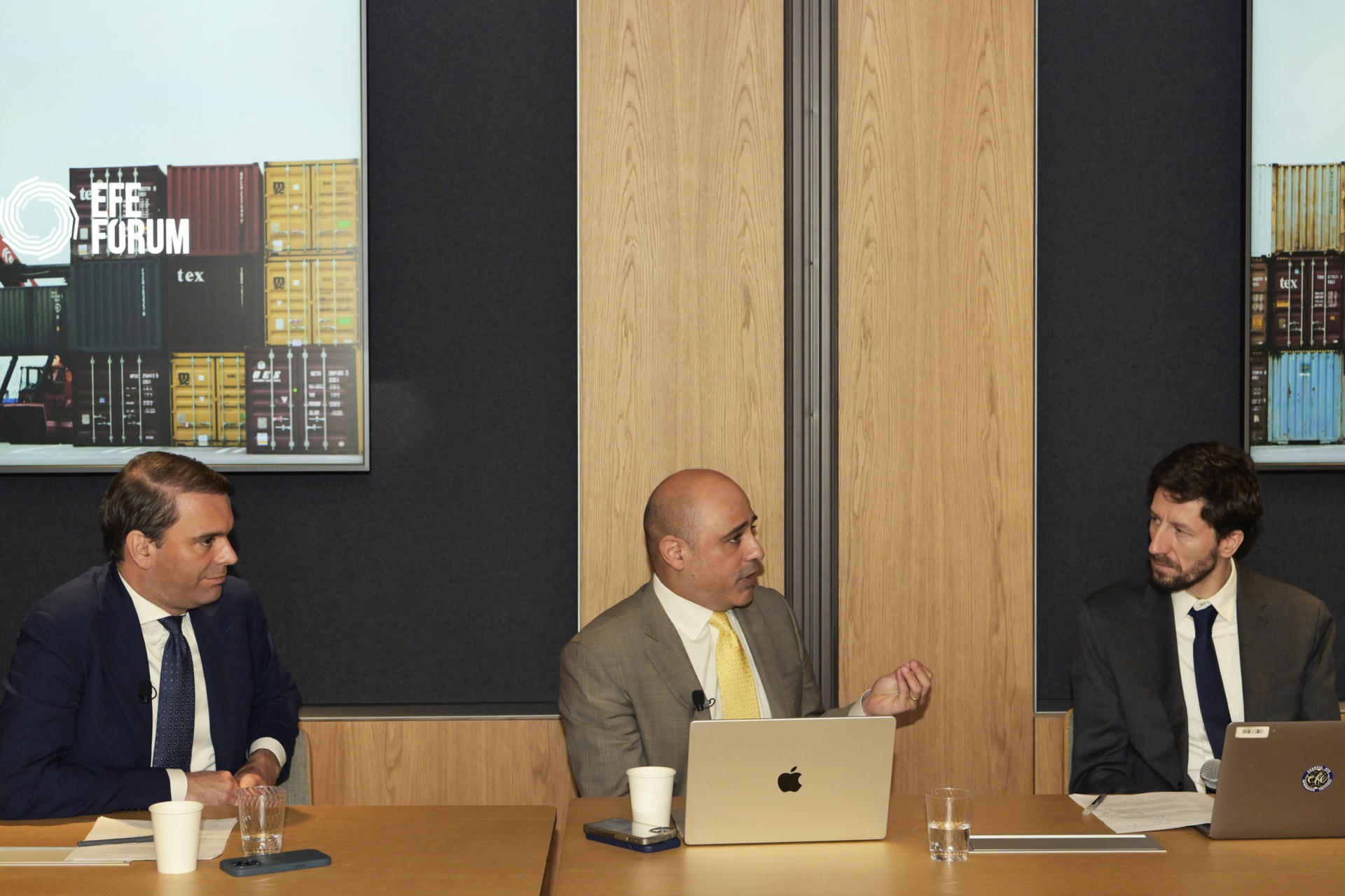 Fotografía de los socios de FGS Global, Matthis Kaiser (i), el socio de FGS Global, José Parra (c), y el delegado de la Oficina de EFE en Washington, Jairo Mejía, hablando durante el foro Comercio, aranceles y diplomacia: un análisis de las relaciones de Estados Unidos con América Latina y España en Washington (Estados Unidos). EFE/ Lenin Nolly