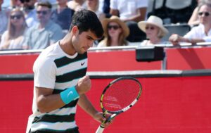 El tenista español Carlos Alcaraz celebra un punto durante el debut contra el australinao Adam Waltonen el Queen's Club Championships en Londres, Reino Unido. EFE/EPA/ANDY RAIN