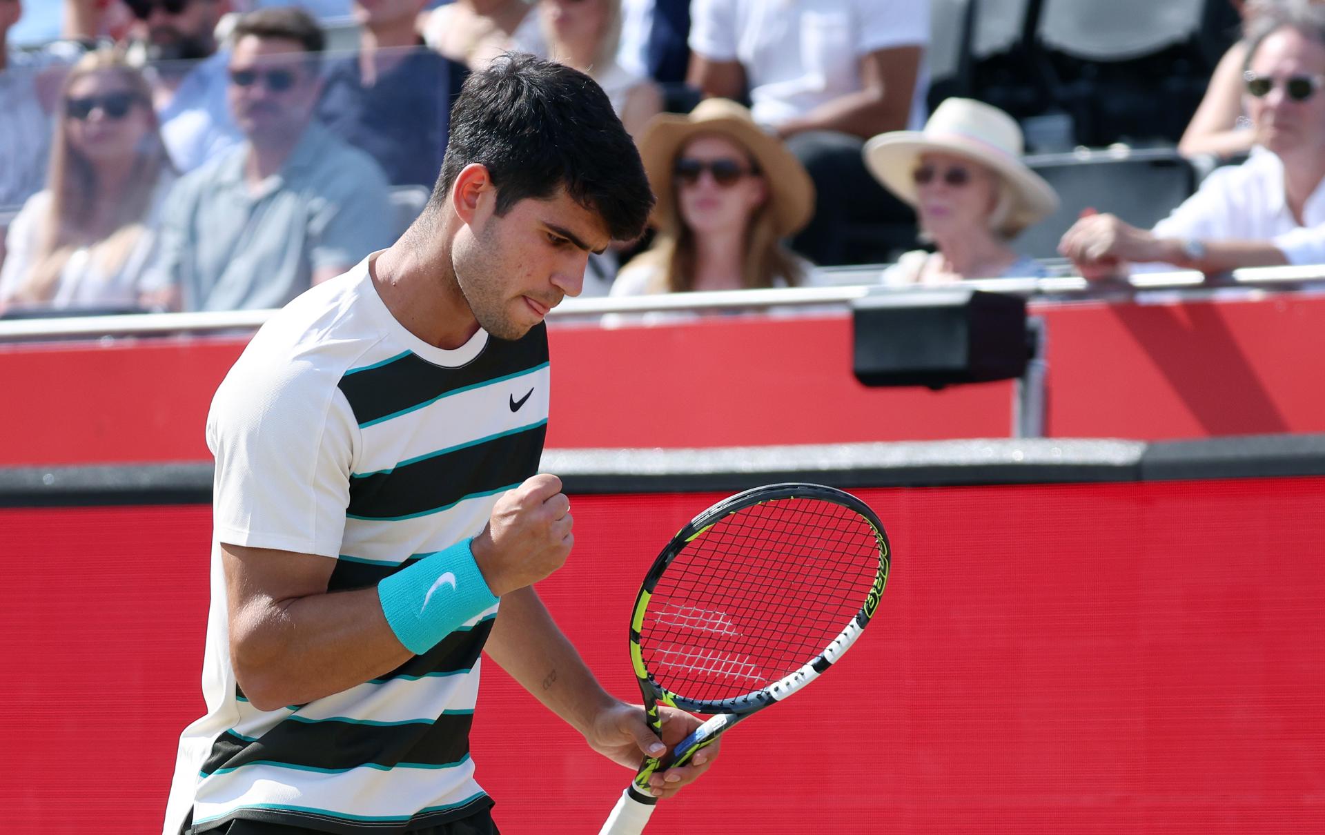 El tenista español Carlos Alcaraz celebra un punto durante el debut contra el australinao Adam Waltonen el Queen's Club Championships en Londres, Reino Unido. EFE/EPA/ANDY RAIN