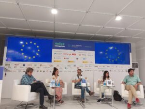 Imagen de la mesa redonda  'Escribir el futuro: literatura y acción climática', que ha reunido a cuatro embajadores del Pacto Europeo por el Clima en la Feria del Libro de Madrid. De izda a dcha.; Arturo Larena, Isabel Moreno, Luis Lehman, Isabel Silva y Antonio Aguilera. EFE/David Ramos