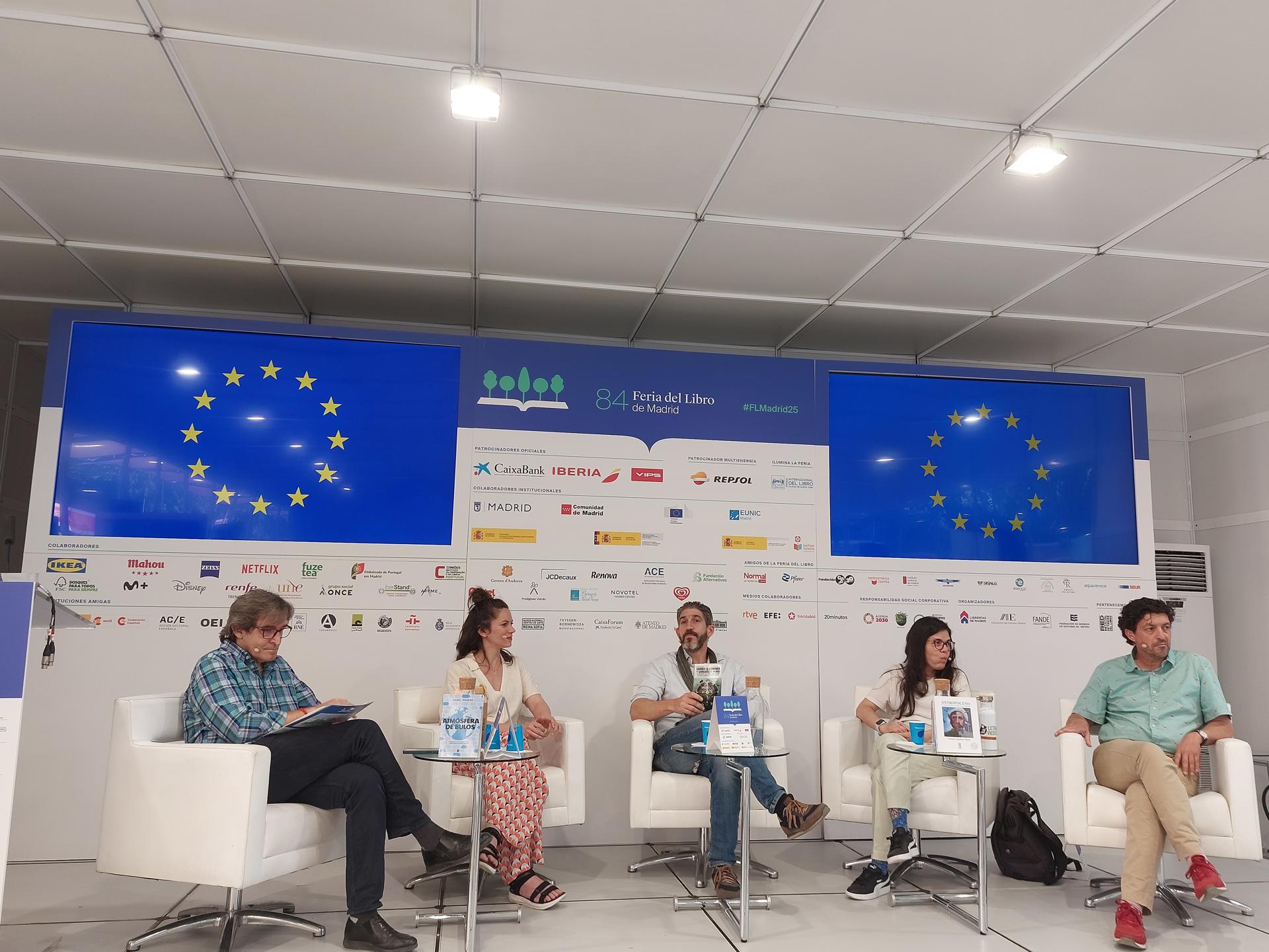 Imagen de la mesa redonda  'Escribir el futuro: literatura y acción climática', que ha reunido a cuatro embajadores del Pacto Europeo por el Clima en la Feria del Libro de Madrid. De izda a dcha.; Arturo Larena, Isabel Moreno, Luis Lehman, Isabel Silva y Antonio Aguilera. EFE/David Ramos