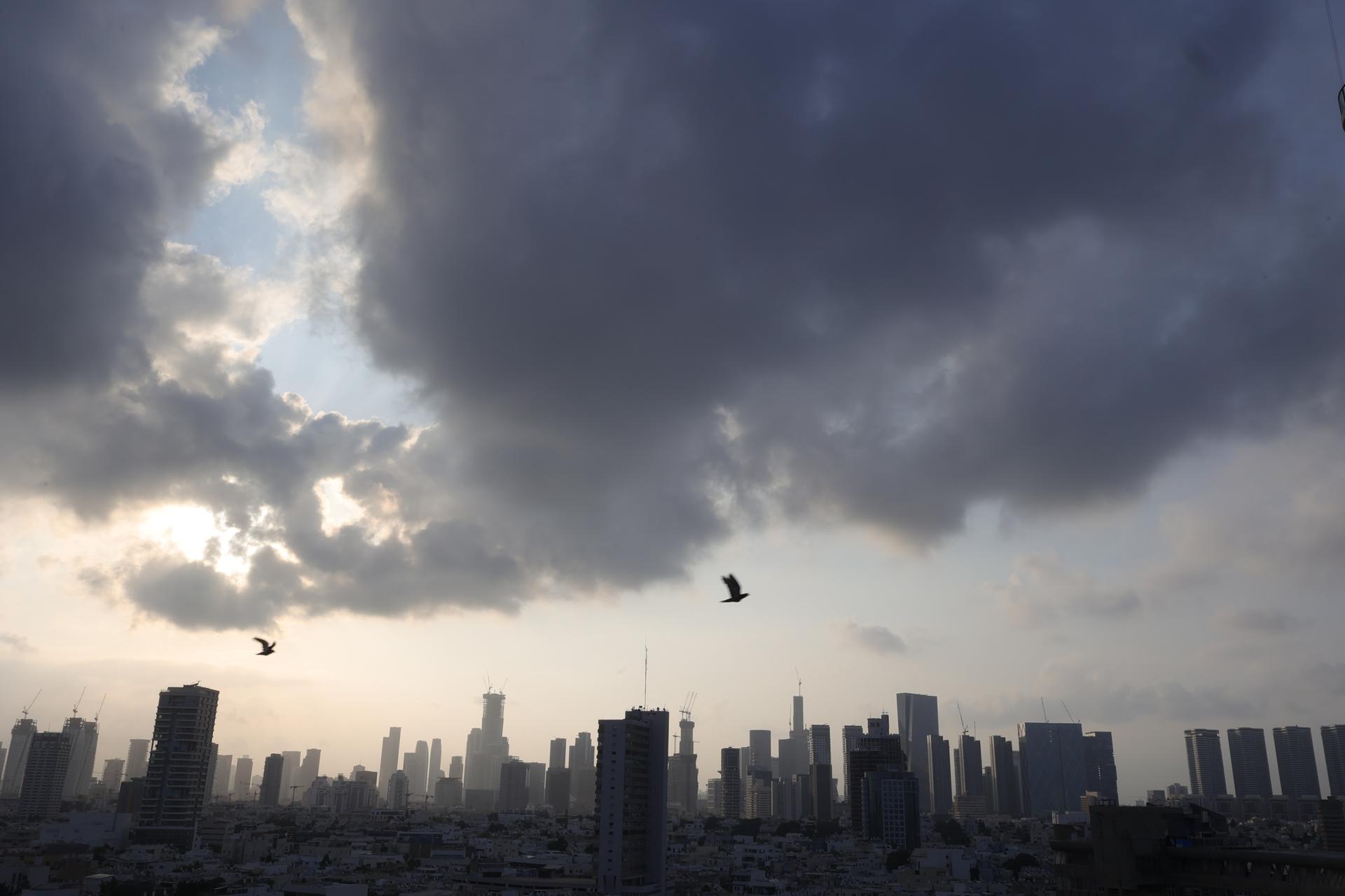 Imagen del horizonte de Tel Aviv en medio de la amenaza del lanzamiento de misiles balísticos iraníes, el 23 de junio de 2025. EFE/EPA/ABIR SULTAN