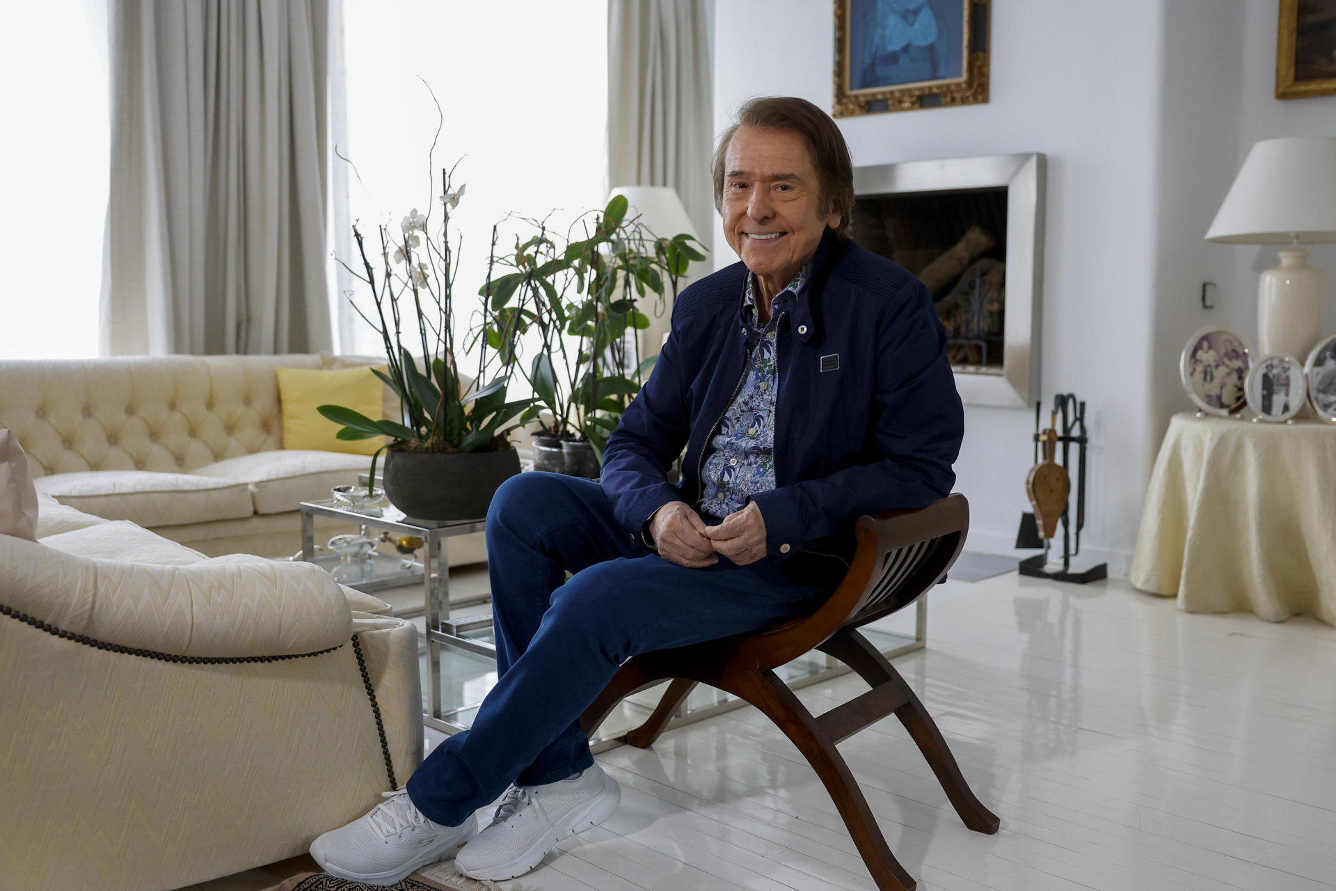 Fotografía de archivo del 2 de mayo de 2025 del cantante español Raphael posando durante una entrevista con EFE, en Madrid (España). EFE/ Juan Carlos Hidalgo