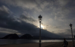 Vista de la playa de Ondarreta de San Sebastián a primera hora de este viernes. EFE/Javier Etxezarreta