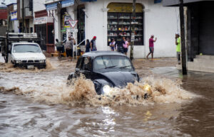 Vehículos transitan por una calle inundada en Juchitán (México). Imagen de archivo. EFE/ Luis Villaobos