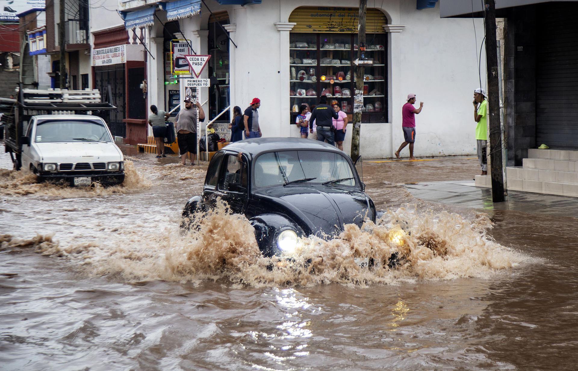 Vehículos transitan por una calle inundada en Juchitán (México). Imagen de archivo. EFE/ Luis Villaobos