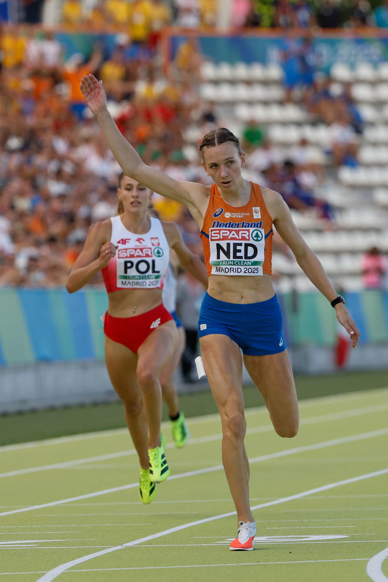 La atleta neerlandesa Femke Bol celebra su victoria en la prueba femenina de los 400 metros este viernes, en el Europeo de Atletismo por equipos celebrado en Madrid. EFE/ Sergio Pérez
