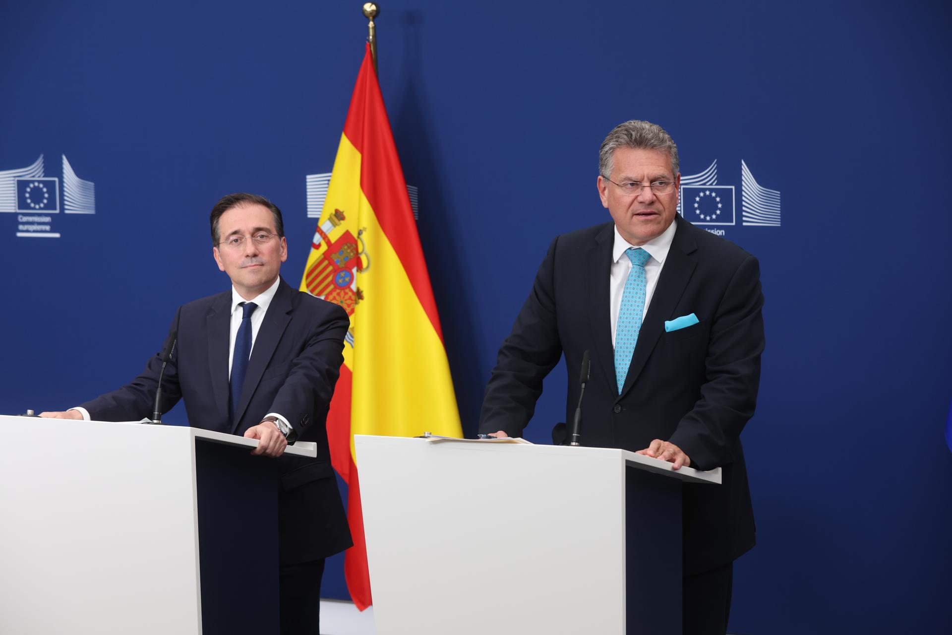 El ministro español de Asuntos Exteriores, Jose Manuel Albares (izquierda) y el comisario europeo para Comercio y Seguridad Económica, Maros Sefcovic, comparecen ante los medios informativos en Bruselas para anunciar el acuerdo sobre Gibraltar. EFE/EPA/Olivier Hoslet