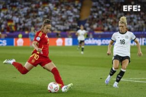 La jugadora española Athenea del Castillo (izq) frente a la alemana Linda Dallmann (d) durante la semifinal de la Eurocopa femenina de Suiza. EFE/Ana Escobar