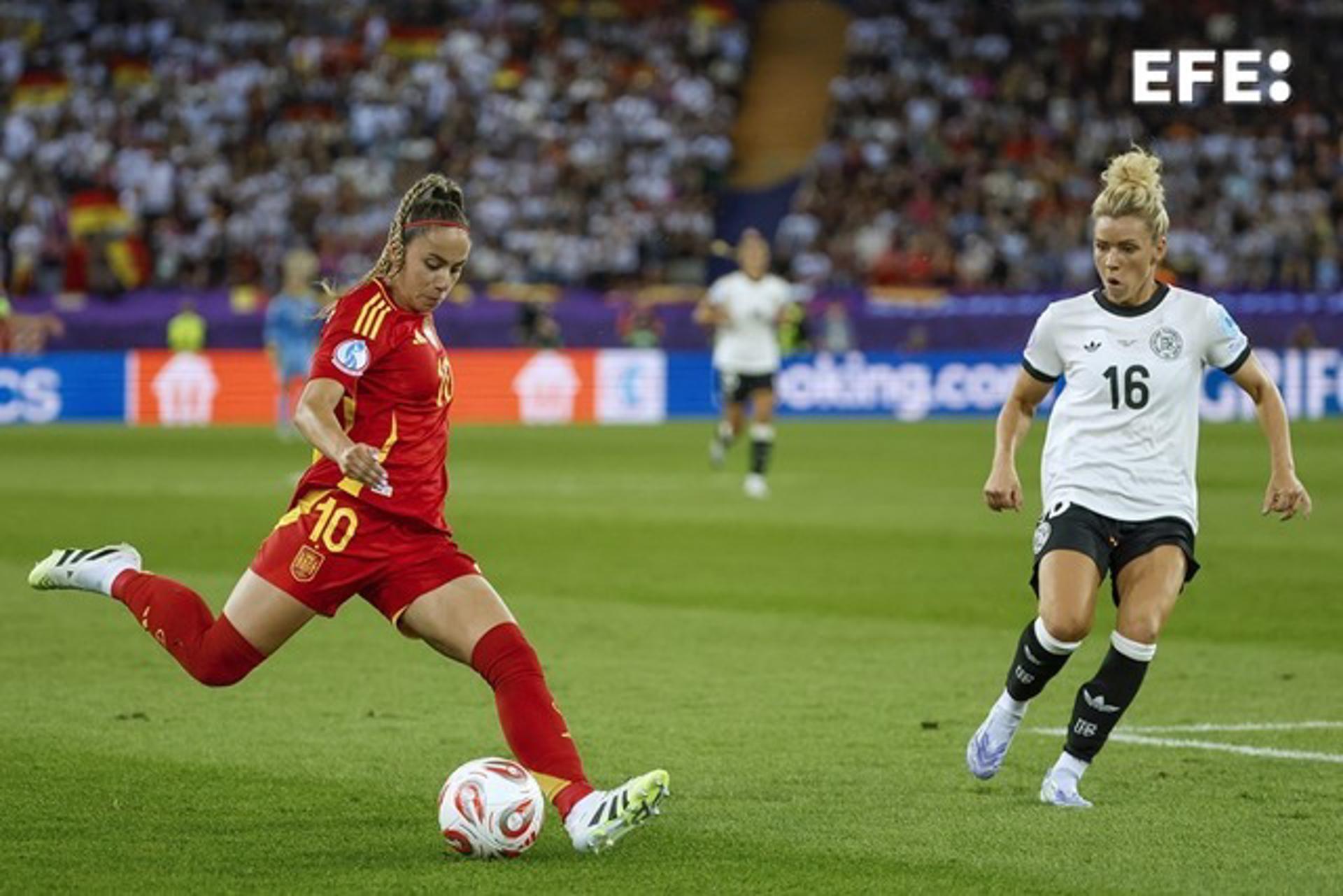 La jugadora española Athenea del Castillo (izq) frente a la alemana Linda Dallmann (d) durante la semifinal de la Eurocopa femenina de Suiza. EFE/Ana Escobar
