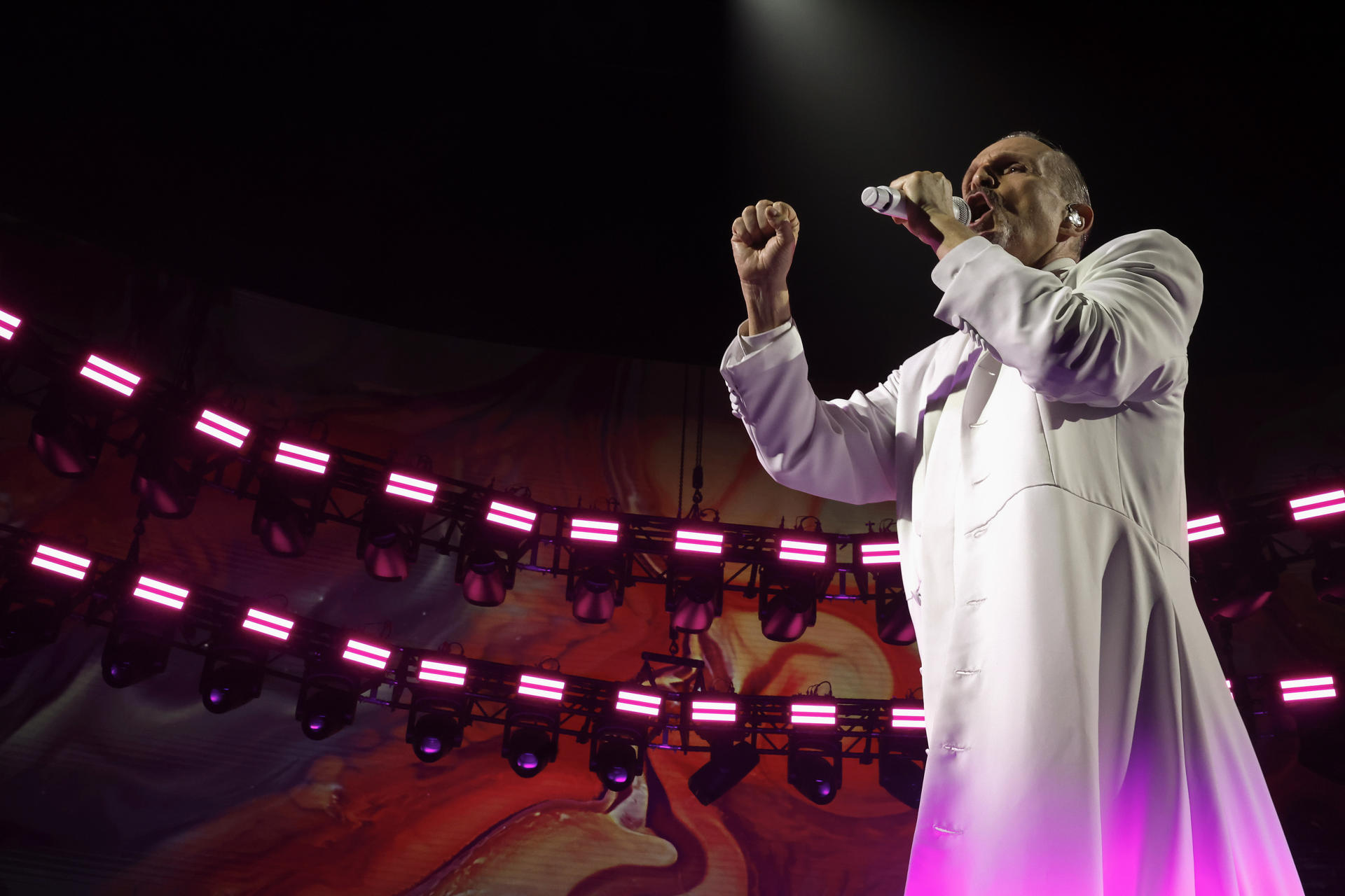 El cantante Miguel Bosé durante el concierto ofrecido este martes en el Movistar Arena, en Madrid. EFE/ J.P.Gandul