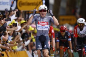 El ciclista belga Jasper Philipsen (d) del equipo Alpecin - Deceuninck celebra su victoria en la primera etapa del Tour de Francia. EFE/EPA/CHRISTOPHE PETIT TESSON