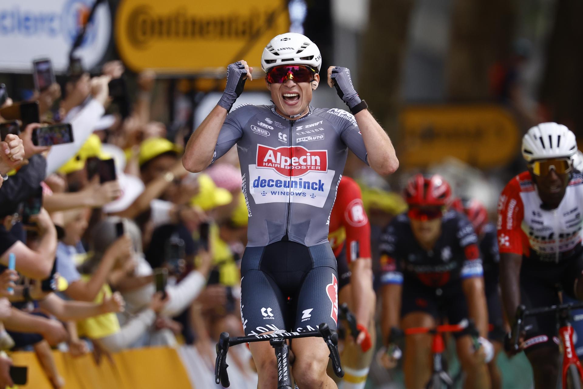 El ciclista belga Jasper Philipsen (d) del equipo Alpecin - Deceuninck celebra su victoria en la primera etapa del Tour de Francia. EFE/EPA/CHRISTOPHE PETIT TESSON