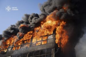 Una foto facilitada por el Servicio de Emergencias ucraniano muestra el incendio provocado por un ataque ruso en Kiev, el 10 de julio de 2025. EFE/EPA/SERVICIO DE SEGURIDAD DE UCRANIA FACILITADA FACILITADA USO EDITORIAL SÓLO/NO VENTAS