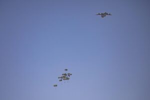 Fotografía del 16 de mayo de 2024 que muestra el lanzamiento de ayuda humanitaria en paracaídas al oeste de Jan Yunis, en la Franja de Gaza. EFE/EPA/HAITHAM IMAD