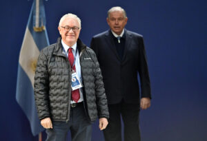El canciller de Uruguay, Mario Lubetkin (i), posa a su llegada a la cumbre del Mercosur este miércoles en Buenos Aires (Argentina). EFE/Matías Martín Campaya