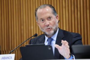 El presidente de Abanca, Juan Carlos Escotet, durante la presentación de los resultados de la entidad en el primer semestre de 2025, este lunes. Abanca ha logrado un beneficio de 427,1 millones de euros, veinticinco millones más que en el mismo período del año anterior. EFE/ Lavandeira Jr