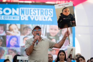 El presidente de la Asamblea Nacional de Venezuela, Jorge Rodríguez, habla durante una marcha del oficialismo para exigir la liberación de niños venezolanos retenidos en Estados Unidos en Caracas (Venezuela). EFE/ Ronald Peña R