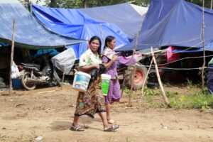 ODDAR MEANCHEY PROVINCE (Cambodia), 28/07/2025.- Dos mujeres desplazadas por el conflicto fronterizo entre Tailandia y Camboya caminan cerca de un refugio en el lado camboyano. EFE/EPA/KITH SEREY