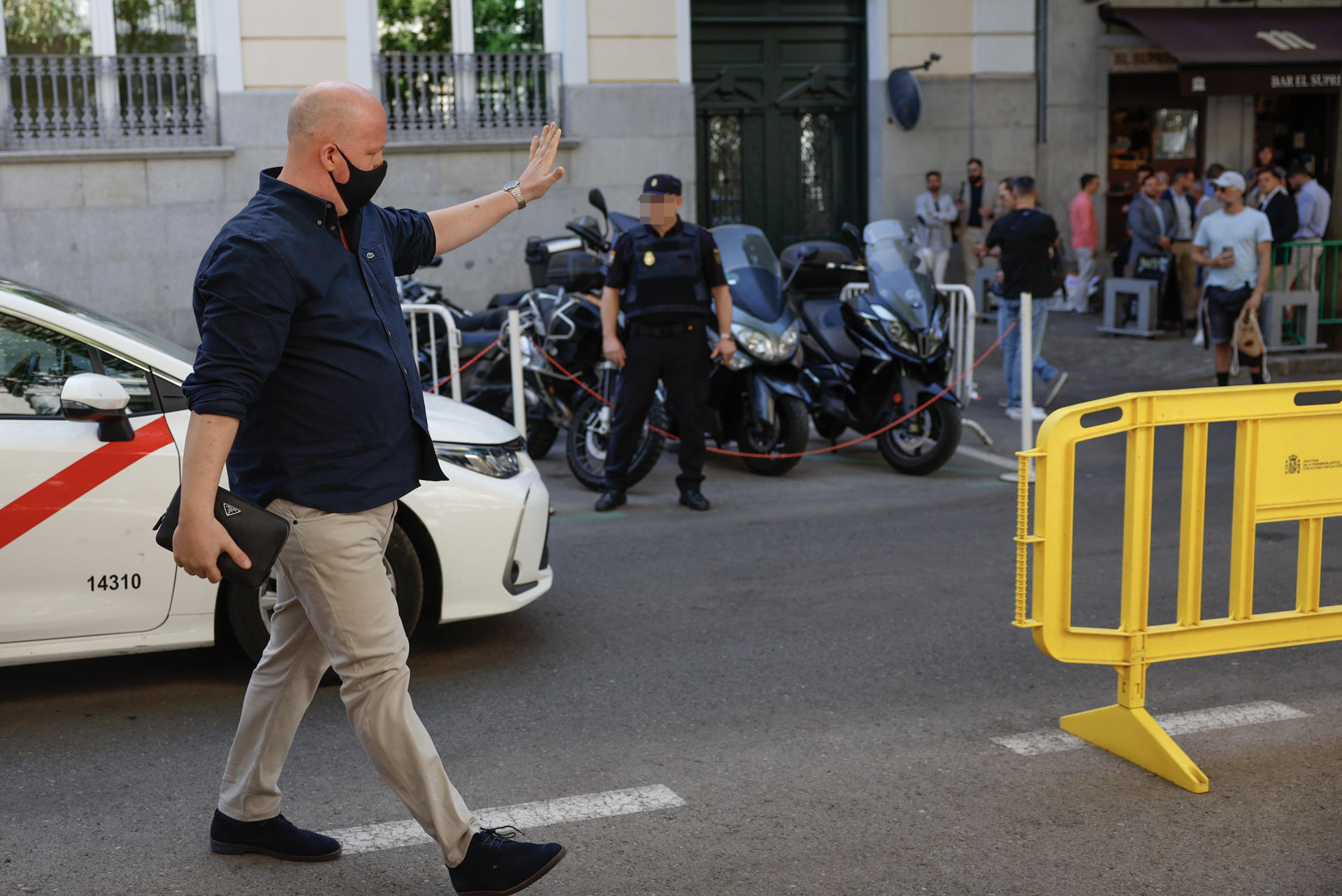 El empresario Álvaro Romillo (i), llega al Tribunal Supremo, este viernes. Romillo fue quien denunció al eurodiputado Luis Pérez Fernández, conocido como Alvise, a quien dijo haber entregado el 27 de mayo de 2024, antes de las elecciones europeas, 100.000 euros para su formación. EFE/ Mariscal
