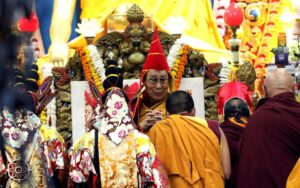 El líder espiritual del budismo tibetano, el dalái lama (C), asiste a una ceremonia de oración por su larga vida en el templo principal de los tibetanos de Tsuglagkhang en McLeod Ganj, cerca de Dharamsala, India, el 5 de julio de 2025. EFE/EPA/HARISH TYAGI