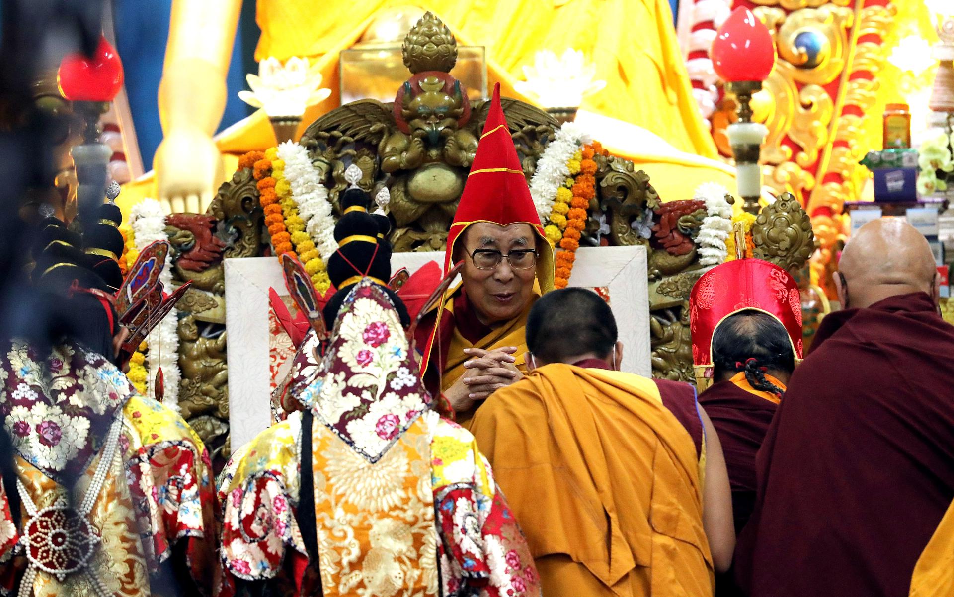 El líder espiritual del budismo tibetano, el dalái lama (C), asiste a una ceremonia de oración por su larga vida en el templo principal de los tibetanos de Tsuglagkhang en McLeod Ganj, cerca de Dharamsala, India, el 5 de julio de 2025. EFE/EPA/HARISH TYAGI