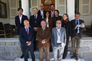 El presidente del Tribunal Supremo Electoral (TSE), Oscar Hassenteufel (c), y el jefe adjunto de la misión de observación electoral de la Unión Europea (UE), Alexander Ian Gray (d), posan junto a miembros de la misión de observación electoral de la UE este viernes, en La Paz (Bolivia). EFE/ Luis Gandarillas