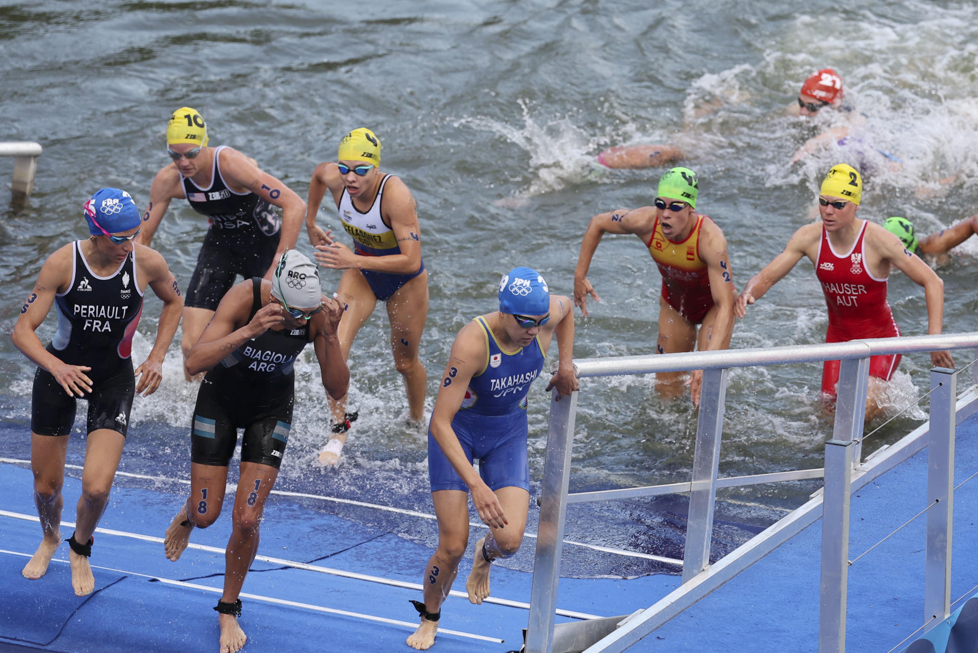 (De izq a der) Las triatetas gala Leonie Periault (i), estadouniense Taylor Knibb, argentina Romina Biagioli, colombiana María Carolina Velasques, japonesa Yuko Takahashi, española Miriam Casillas en foto de archivo de Miguel Gutiérrez . EF/EPA