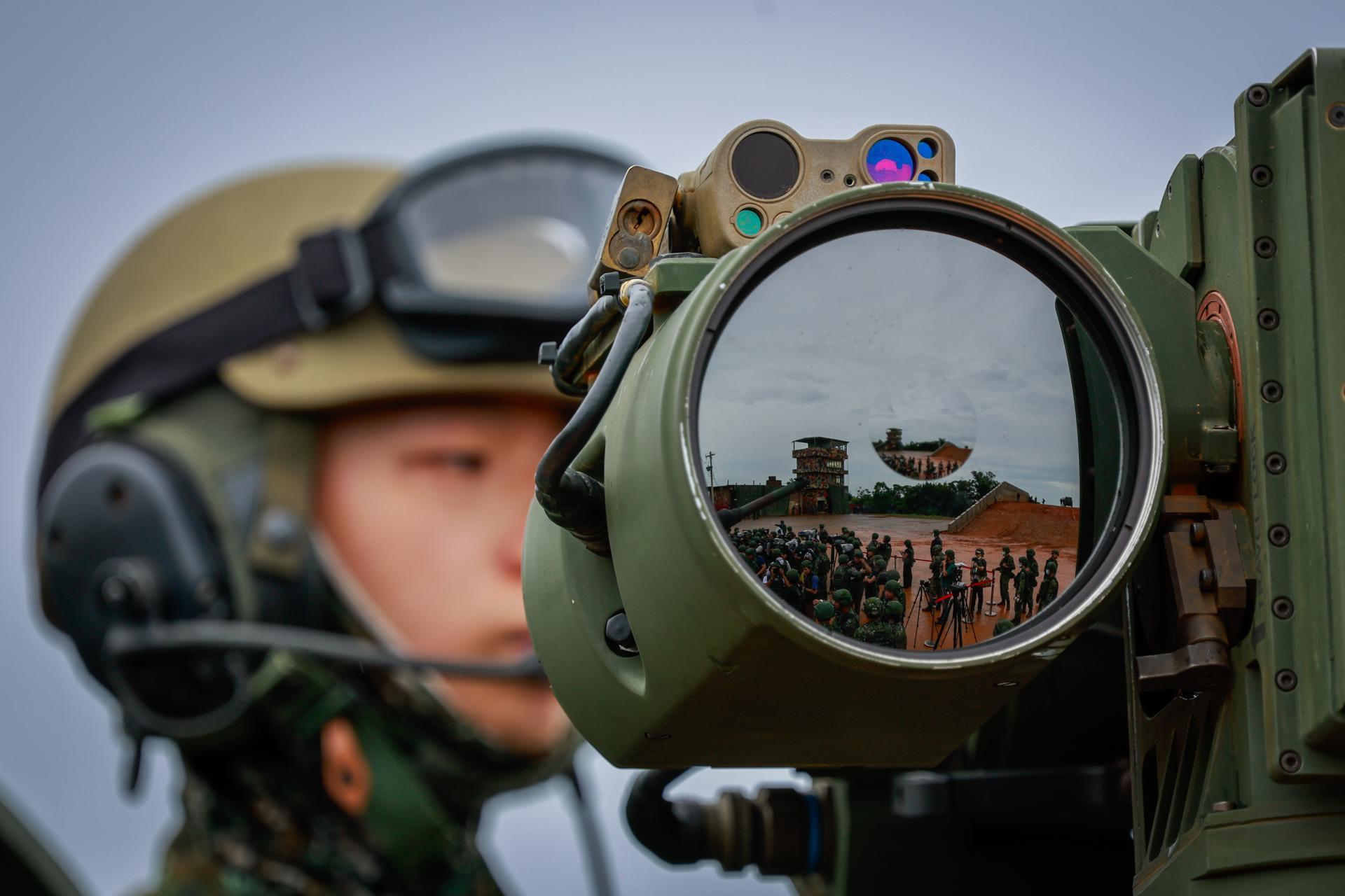 Un militar taiwanés participa en el ejercicio de fuego real con tanques M1A2T fabricados en EE.UU. durante los ejercicios militares anuales Han Kuang, en el condado de Hsinchu, Taiwán, el 10 de julio de 2025. EFE/EPA/RITCHIE B. TONGO