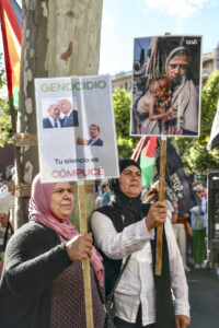 Centenares de personas se han concentrado para pedir a gobiernos e instituciones que intercedan para la puesta en libertad de la tripulación del Handala, convocada por Amistad con Palestina y Acampada por Palestina La Rioja, este martes ante el Palacete del Gobierno de La Rioja. EFE/Raquel Manzanares